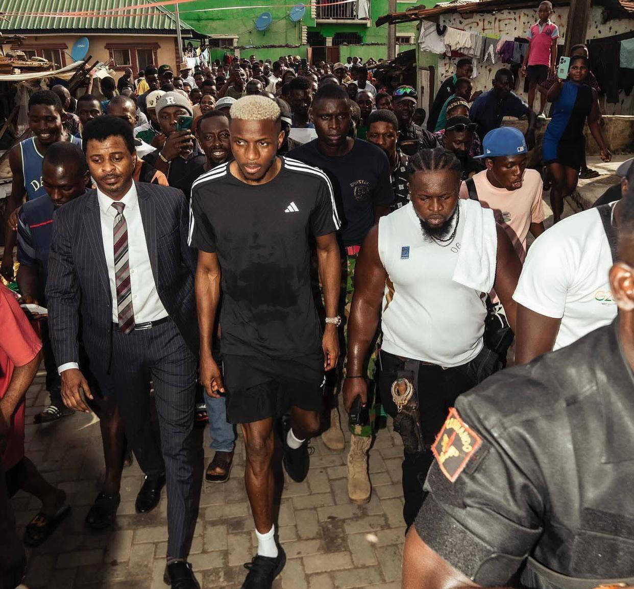 曼联欲降低奥斯梅恩工资要求，传意甲神锋或加盟尤文图斯